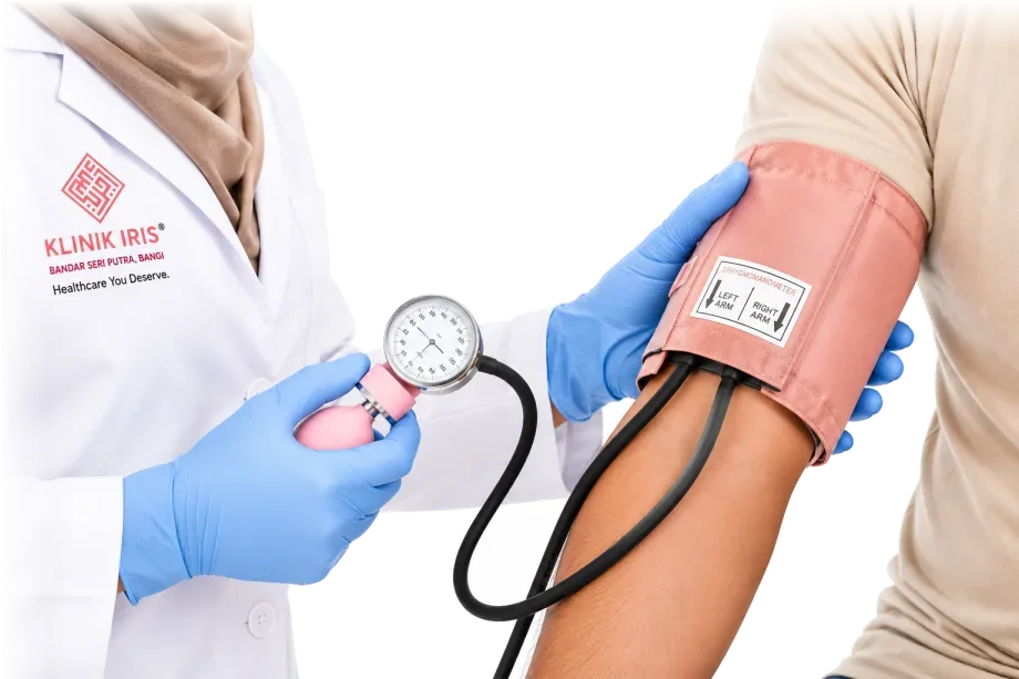 Doktor Klinik Iris mengukur tekanan darah pesakit