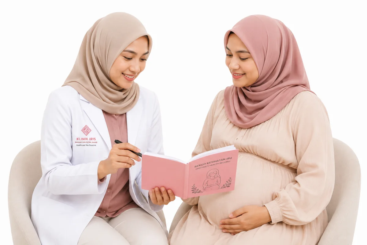 Doktor Klinik Iris bersama ibu hamil semasa pemeriksaan antenatal